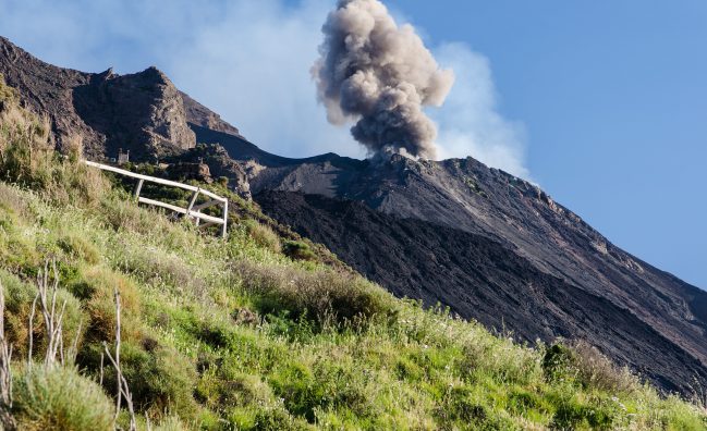 Vulkanexplosionen bei Tag in Stromboli, Äolische Inseln