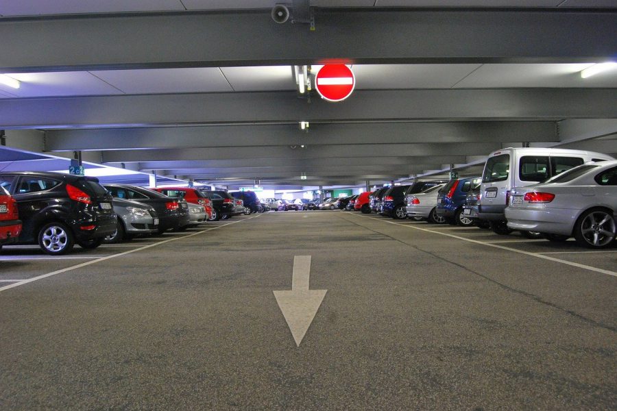 Bedeckter Parkplatz für mittelgroße Autos am Hafen von Milazzo