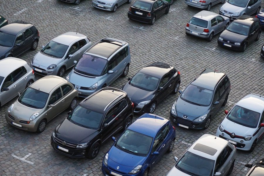 Unüberdachter Parkplatz für mittelgroße Autos am Hafen von Milazzo