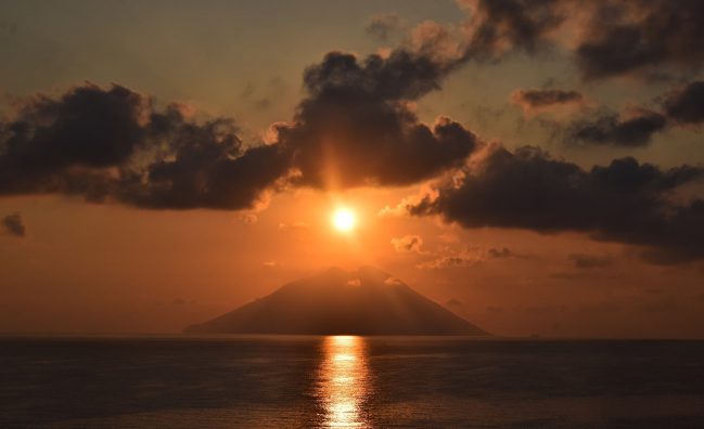 Coucher de soleil sur l'île de Stromboli - Iles Eoliennes - Sicile